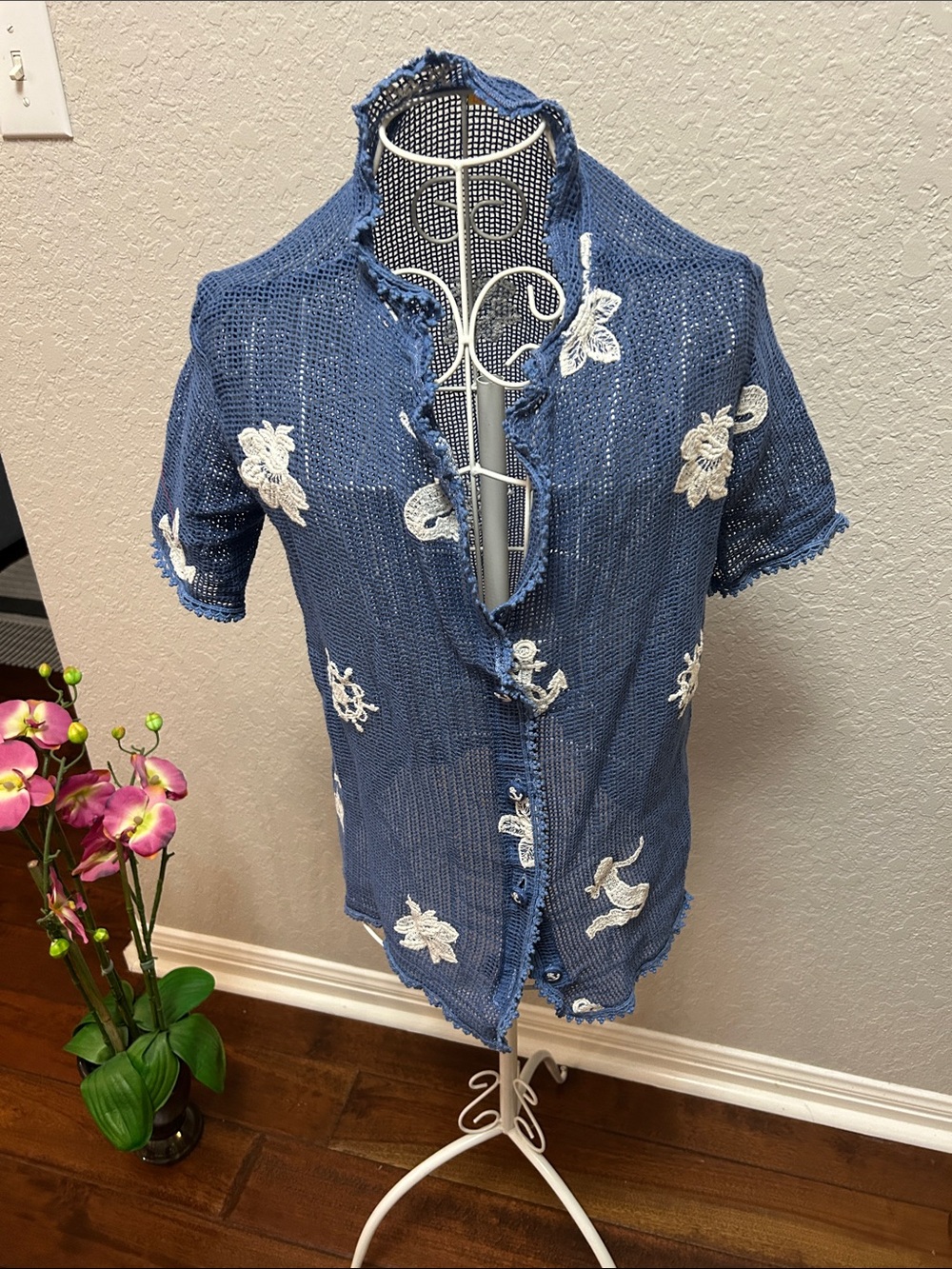 Blue Crochet Short Sleeve Cardigan with White Floral Embroidery by Agua Bendita
